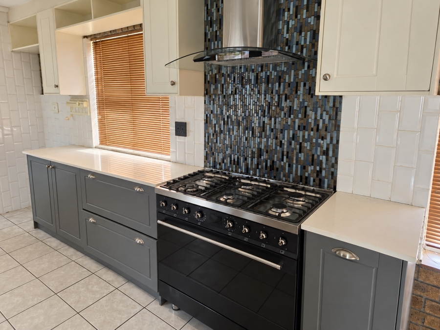 To Let 4 Bedroom Property for Rent in Rouxville Western Cape
